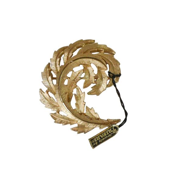 1960s NWT Crown Trifari Gold Plate Dimensional Curved Leaf Figural Brooch Pin - Picture 1 of 3